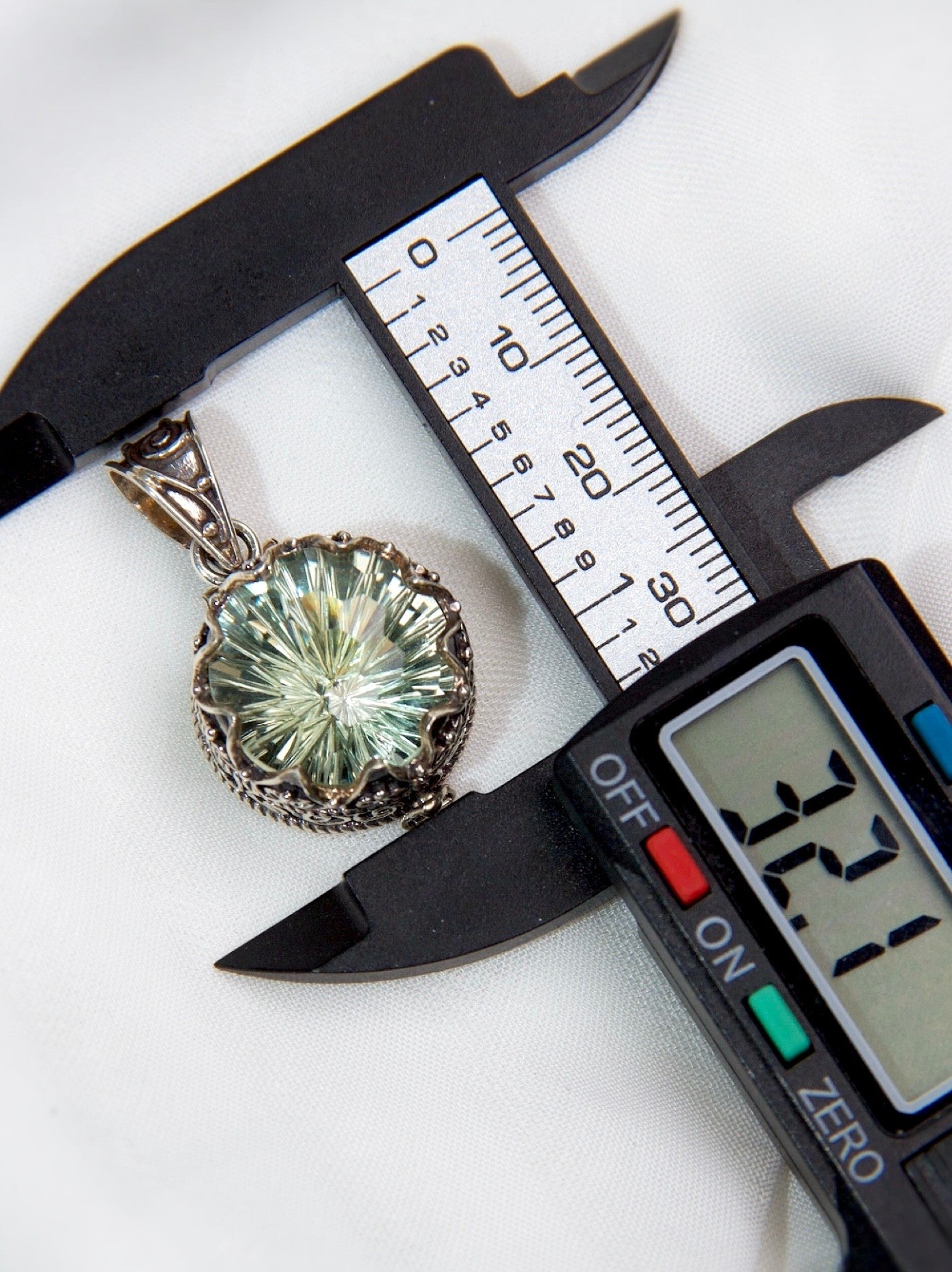 Green Quartz Pendant (Gawu Box Style)
